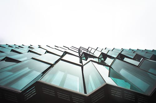 Vista Di Un Edificio Con Finestre In Vetro