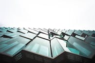 从低视角看现代建筑的玻璃立面，展示建筑设计