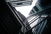 通过低角度视角捕捉现代玻璃摩天大楼，展现了城市的动态建筑