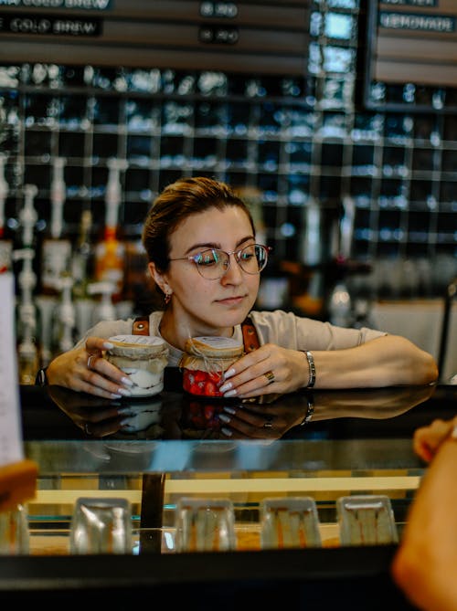 Fotobanka s bezplatnými fotkami na tému dezerty, dioptrické okuliare, držanie