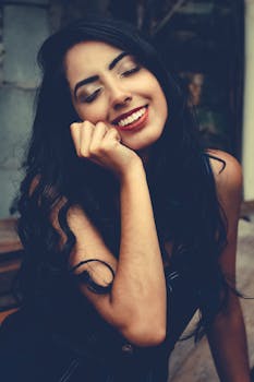 一位长发微笑的女人在圣保罗户外摆姿势的肖像