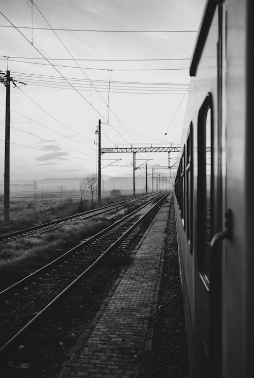 Foto profissional grátis de escala de cinza, estrada de ferro, janela