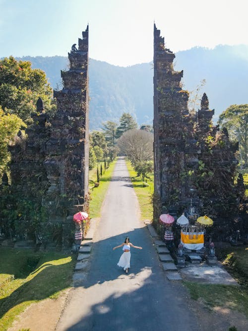 Бесплатное стоковое фото с Бали, белая юбка, вертикальный выстрел