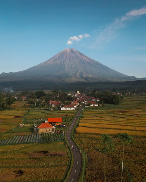 Бесплатное стоковое фото с вертикальный выстрел, вулкан, гора