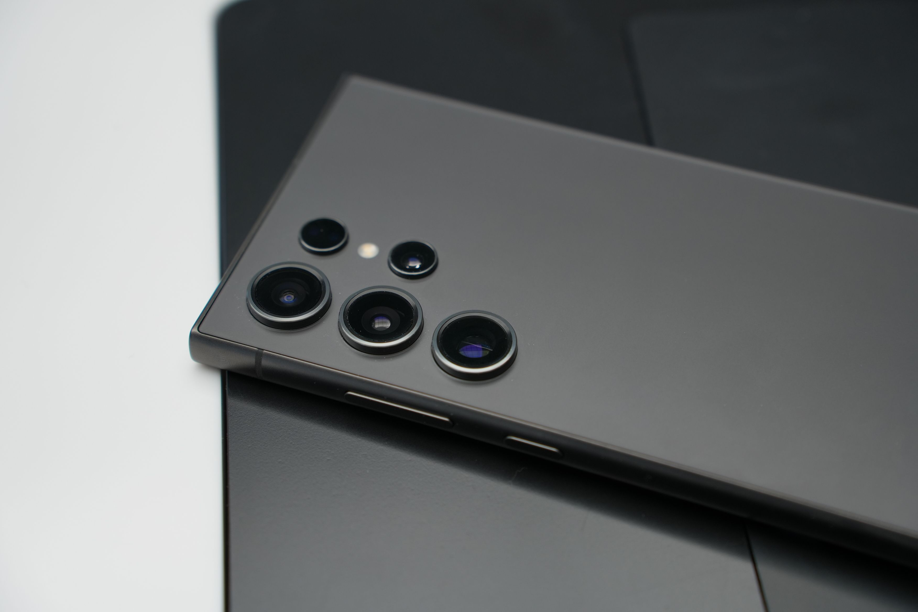 smartphone camera sensor size explained why bigger is often better - image 2