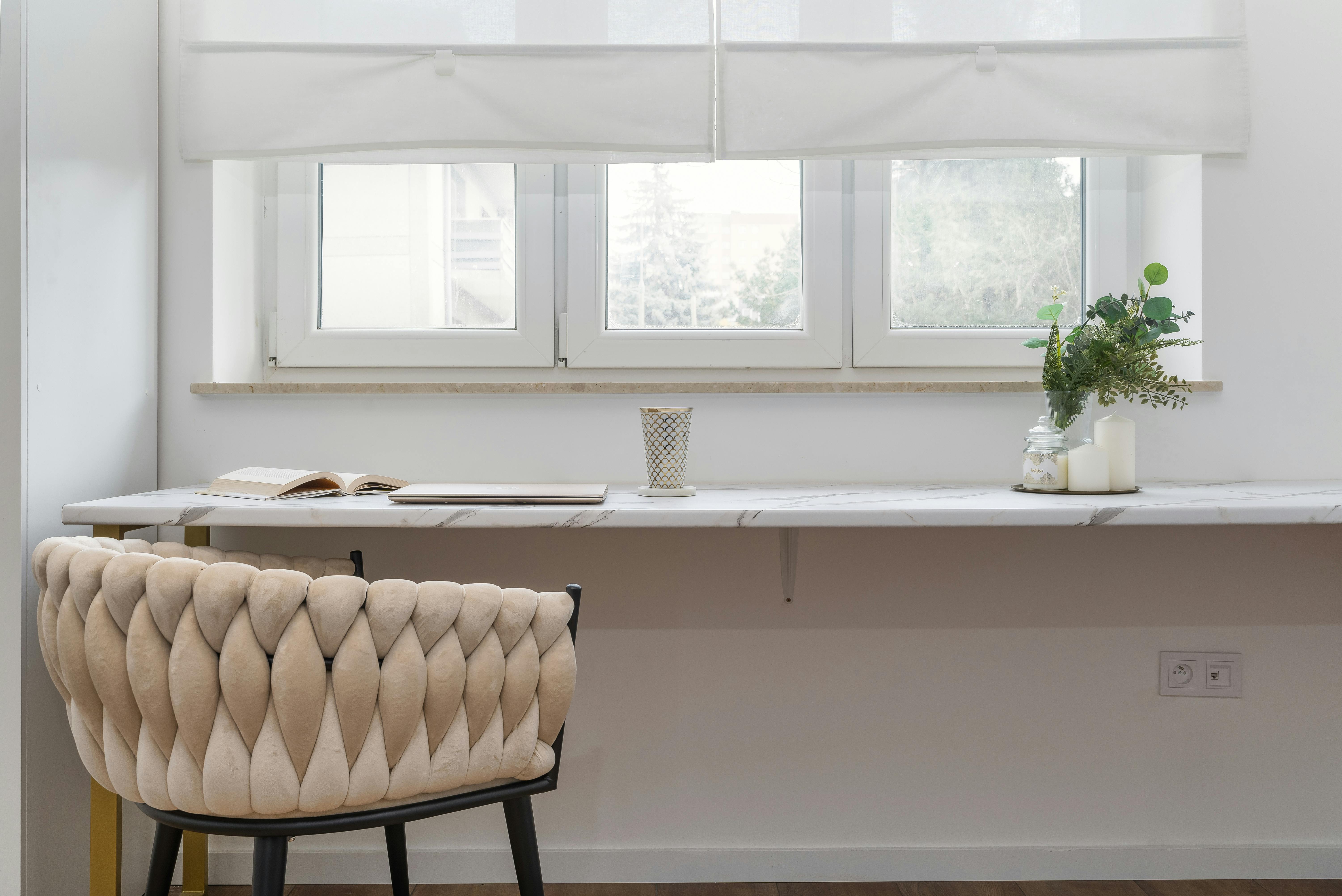 Schmale Arbeitsplatte auf Fensterbank mit Laptop, helle Holzoptik, aufgeräumtes Setup am Fenster