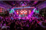 意大利曼图亚一家热闹的夜总会里，人群充满活力，灯光闪烁，氛围热烈