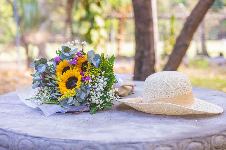 Zomerse tafelsetting met kleurrijke borden en bloemen. Zomerse tafelsetting met kleurrijke borden en bloemen.
