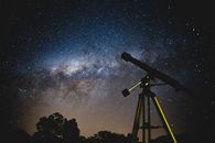 在巴西，望远镜捕捉到了令人惊叹的星空与银河系的剪影