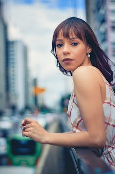 优雅的女人在繁华的街道上摆出姿势，捕捉着时尚与城市生活的气息