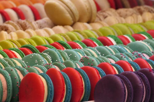 Darmowe zdjęcie z galerii z fotografia kulinarna, kolorowy, macarons