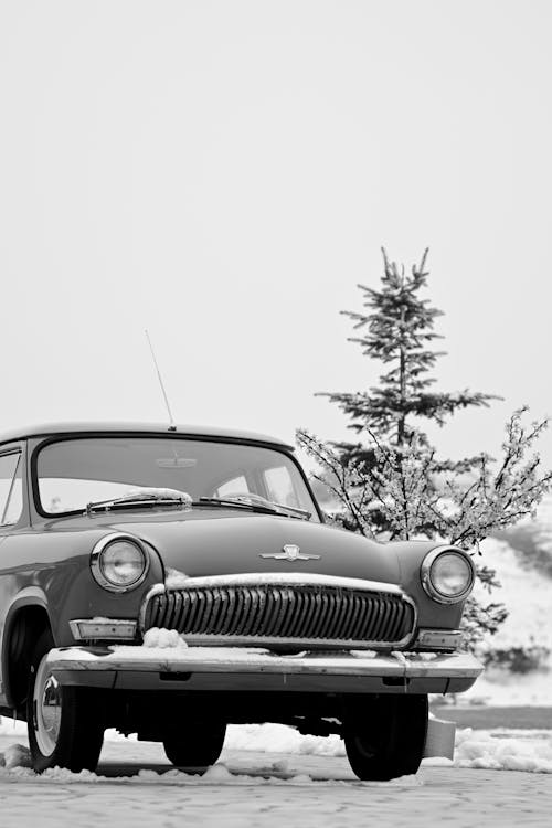 Free Old-fashioned Car on Paving Street in Winter Stock Photo