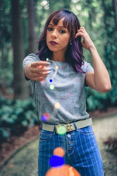 在郁郁葱葱的公园里，一位充满活力的紫发年轻女子手持一盏灯