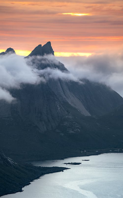 "Evening in Reine" (If you like my work consider supporting me at https://www.patreon.com/MarekPiwnicki ❤️)