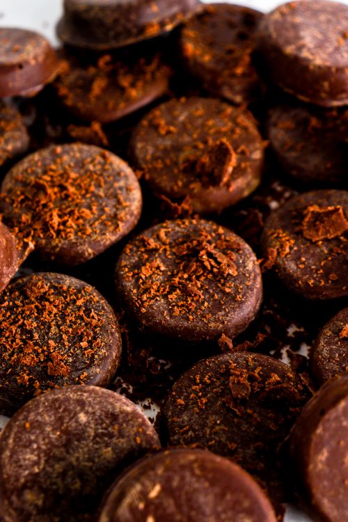 Free Close-up of chocolate cookies with cocoa sprinkles, perfect for dessert lovers. Stock Photo