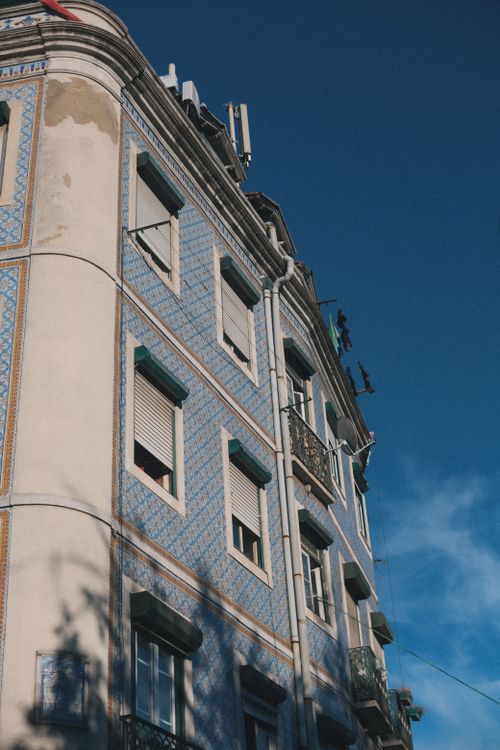 Free Captivating view of a vintage building adorned with classic blue tiles against a clear sky. Stock Photo