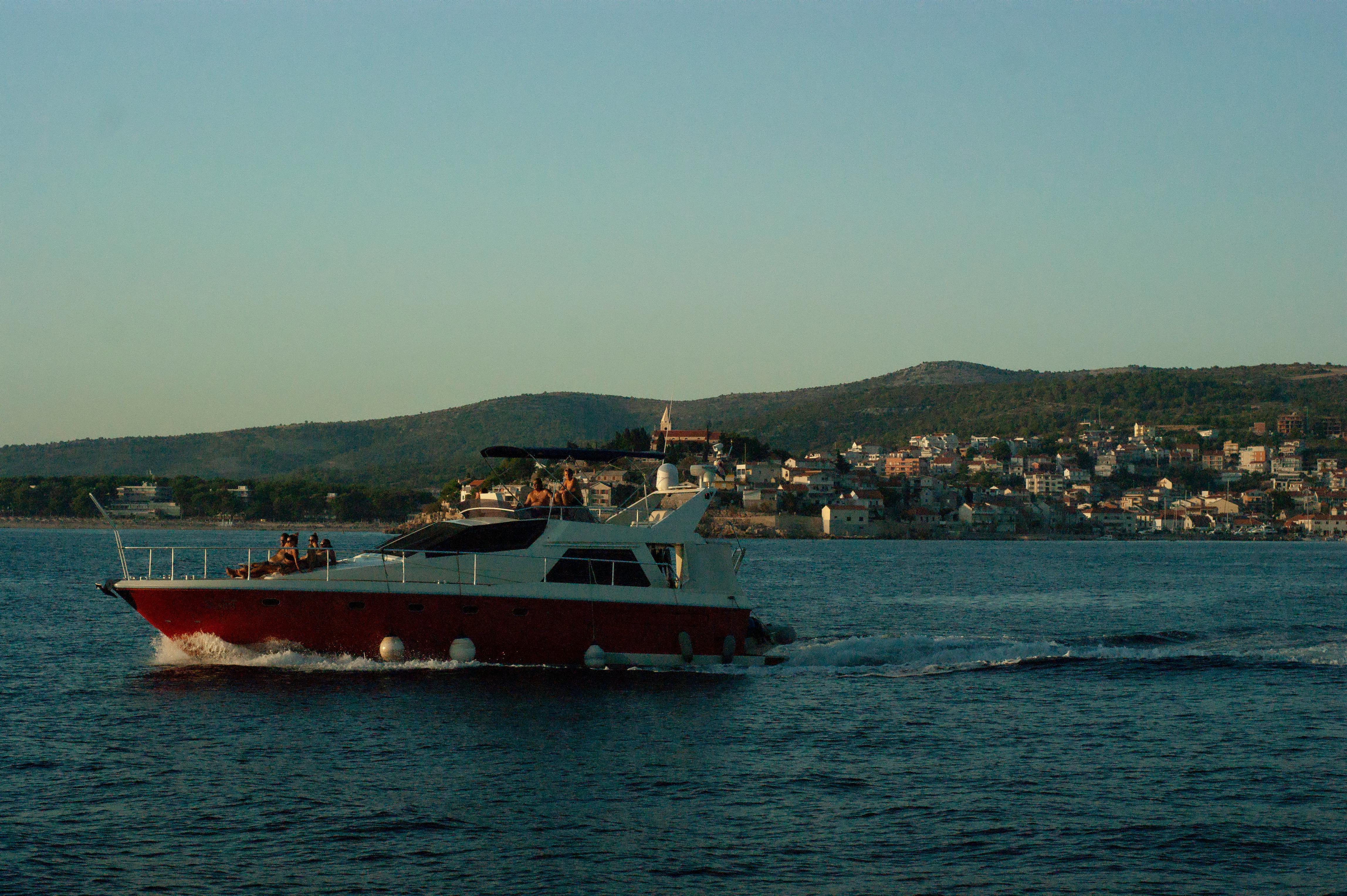 Free A boat is traveling on the water Stock Photo