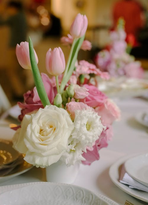 Gratis lagerfoto af blomster, bord, hvid