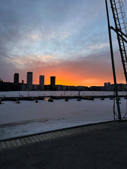 Fotobanka s bezplatnými fotkami na tému červený západ slnka, panoráma mesta, tiene