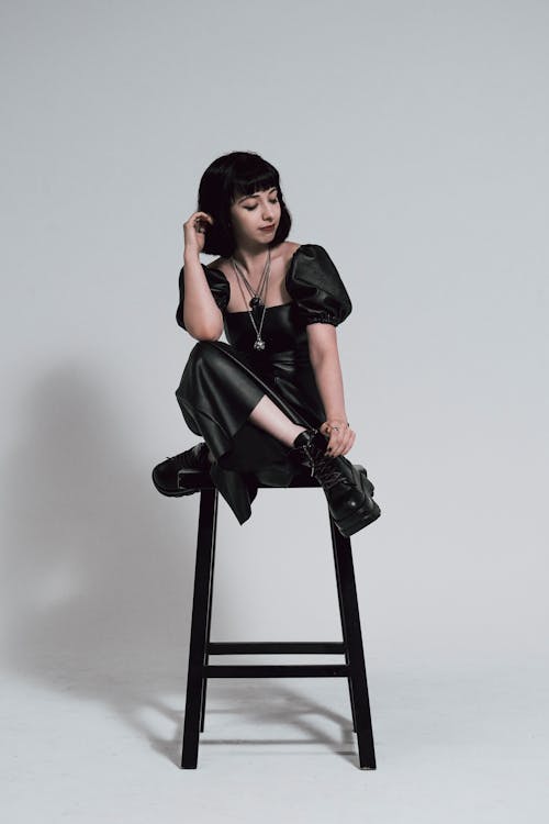 Základová fotografie zdarma na téma barová židle, brunetka, černá stolice