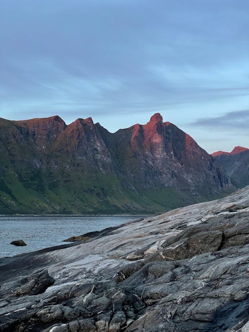 Бесплатное стоковое фото с вертикальный выстрел, норвегия, пейзаж