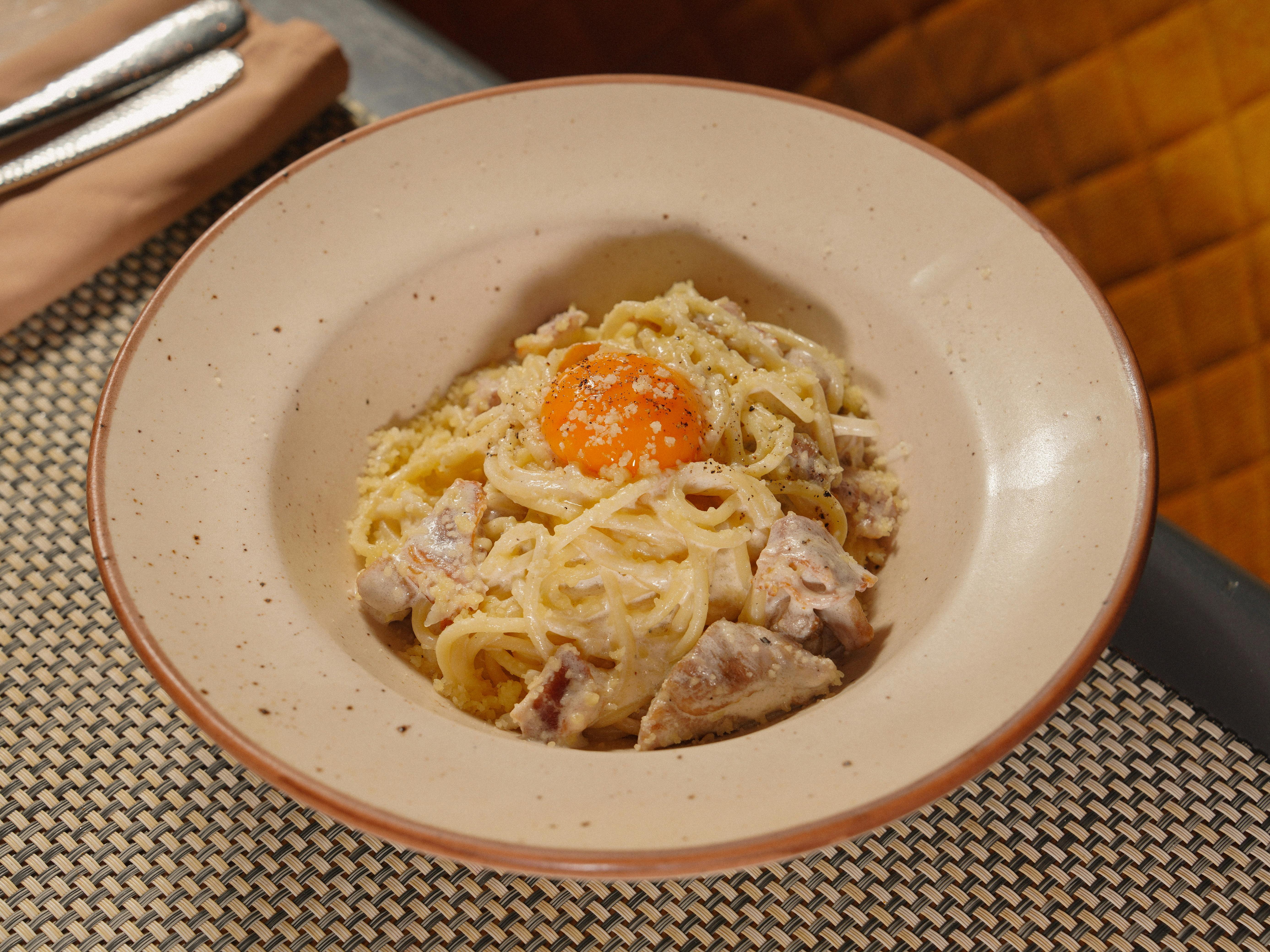 Olasz carbonara – Róma autentikus tészta receptje – egg yolks pecorino cheese carbonara mixture