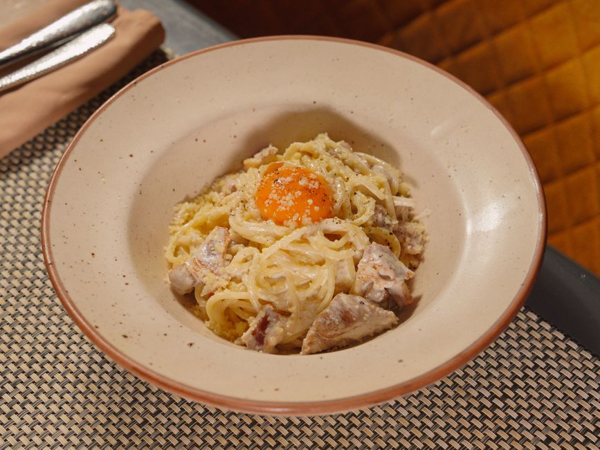 Olasz carbonara – Róma autentikus tészta receptje – egg yolks pecorino cheese carbonara mixture