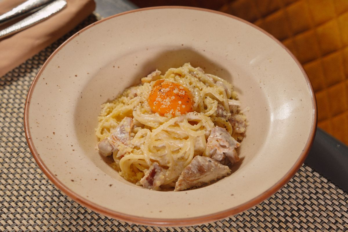 Pourquoi les Italiens ne mettent pas de crème dans la carbonara - L’importance de la tradition et de l’identité culinaire italienne