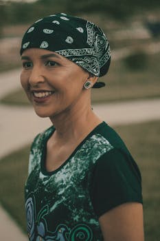 一名戴着休闲头巾、面带微笑的女子在白天户外拍摄