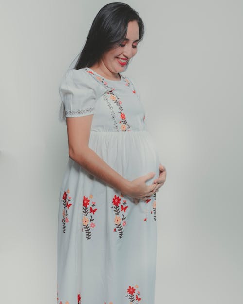 Бесплатное стоковое фото с белое платье, белый фон, беременная