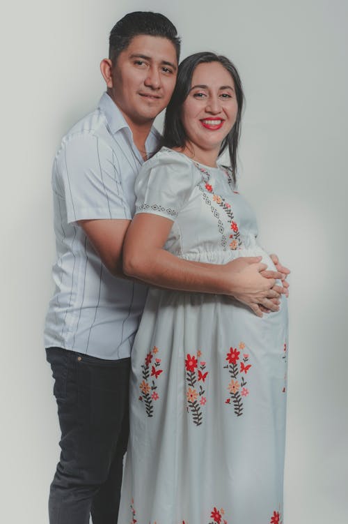 Foto profissional grátis de abraçando, camisa, casal