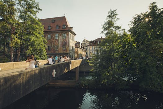 在一座历史悠久的欧洲城市，河上有座桥，人们正享受着阳光明媚的一天