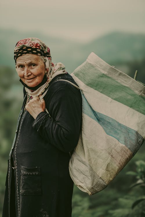 Foto profissional grátis de alforje, bandana, carregando