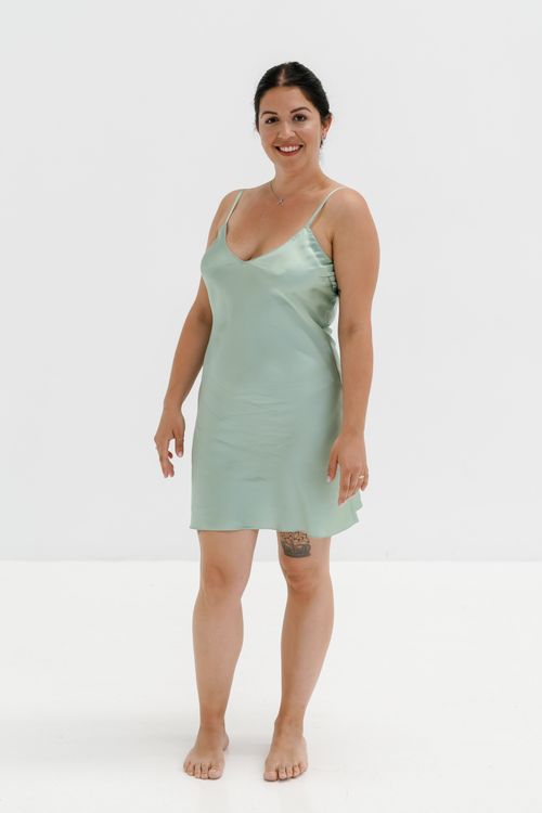 A woman in a green dress posing for a photo · Free Stock Photo