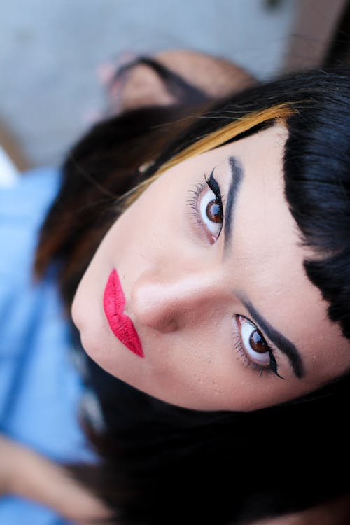 Foto Del Primo Piano Della Donna In Rossetto Rosso Che Osserva In Su