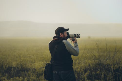 Gratis arkivbilde med caps, fotograf, gressmark