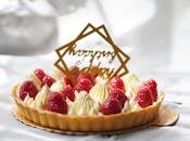 这款覆盆子奶油馅饼顶部装饰着“生日快乐”字样，非常适合庆祝活动