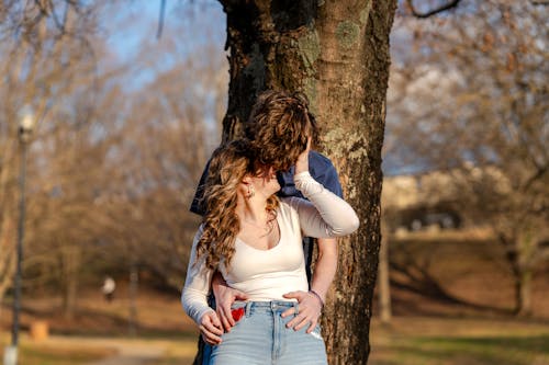 Foto profissional grátis de abraçando, afetuoso, amor