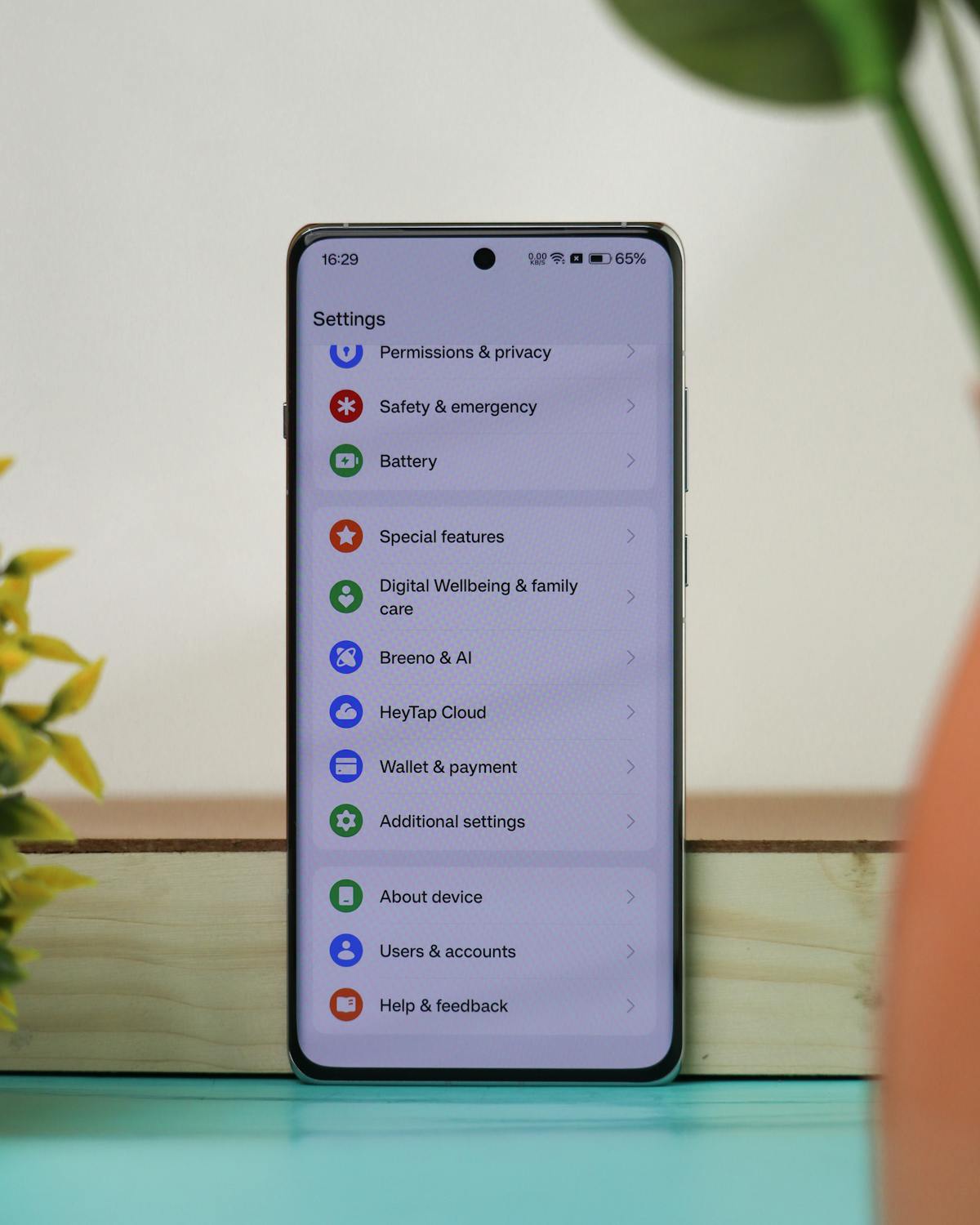 Smartphone su scrivania con schermo impostazioni e opzioni di menu visibili