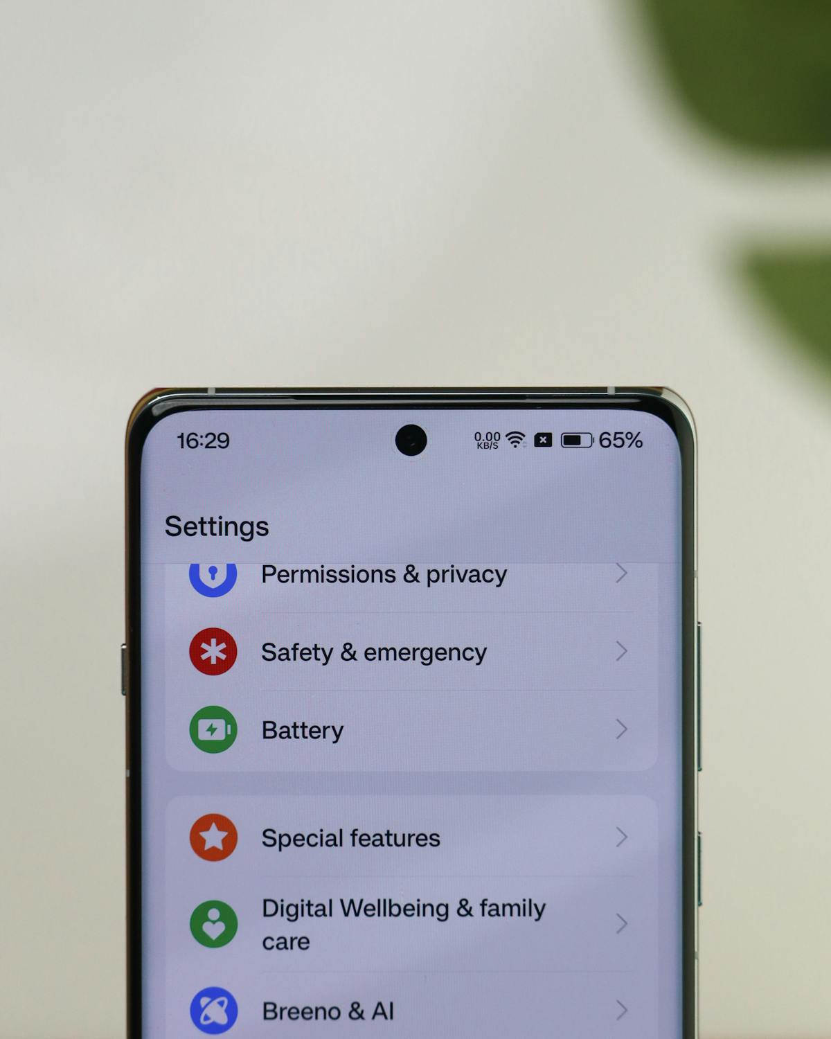 Primo piano di touchscreen smartphone che mostra il menu Impostazioni con opzioni privacy e batteria