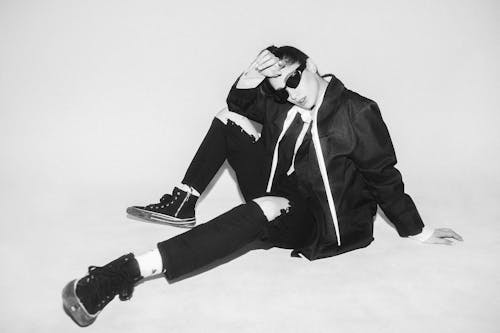 Základová fotografie zdarma na téma bunda, černobílý, kalhoty