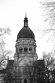 A black and white photo of Mainz Cathedral in Germany, featuring classic architecture.