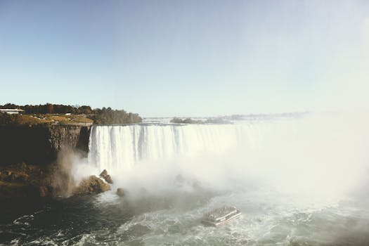尼亚加拉大瀑布在白天呈现出令人惊叹的景观，船只和朦胧的氛围被捕捉其中