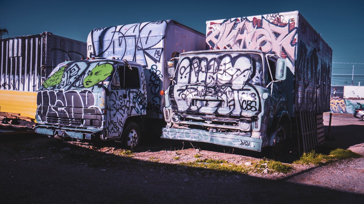 Foto d'estoc gratuïta de abandonat, art de carrer, camions