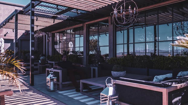 黄昏时分，时尚的现代屋顶露台上，家具与灯光优雅地展现着魅力