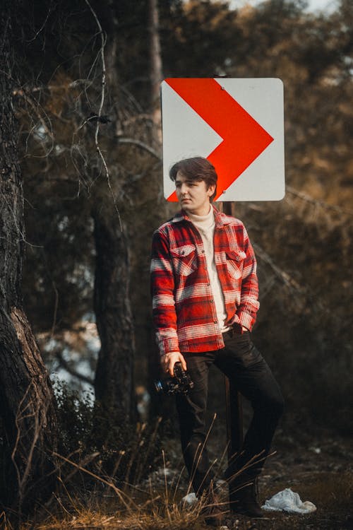 Základová fotografie zdarma na téma červená bunda, dopravní značka, držení
