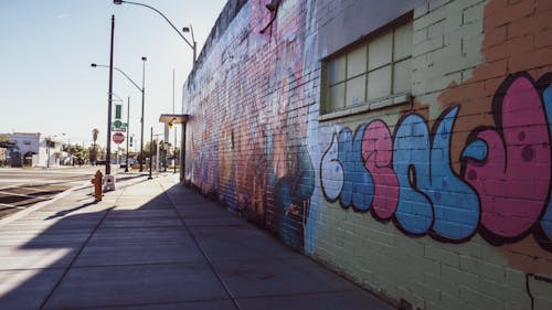 Ilmainen kuvapankkikuva tunnisteilla arkkitehtuuri, graffiti, katu