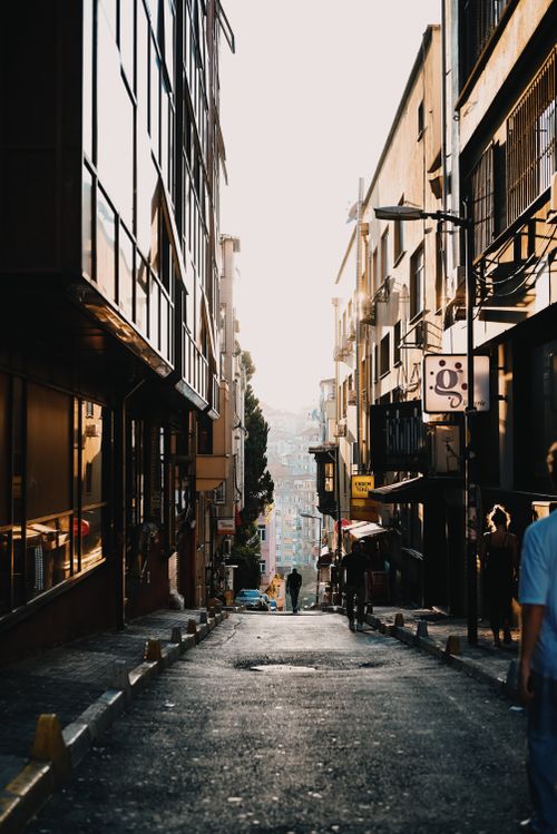 Free A picturesque alley in a sunlit urban setting, capturing an everyday city scene. Stock Photo