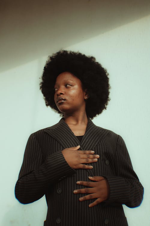Afrikalı kadın, Afro, aşındırmak içeren Ücretsiz stok fotoğraf