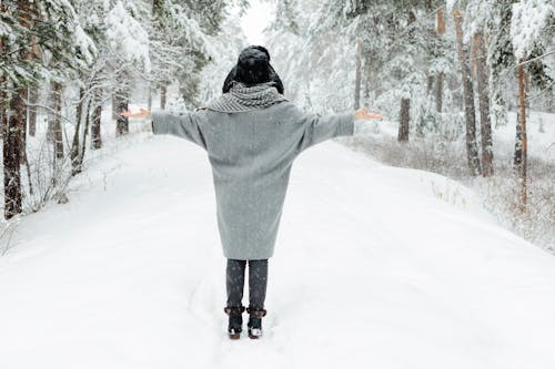 Wanita Mengenakan Mantel Abu Abu Selama Musim Salju